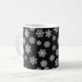 黒い背景に銀色の雪片 コーヒーマグカップ (正面左)