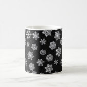 黒い背景に銀色の雪片 コーヒーマグカップ (中央)