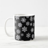 黒い背景に銀色の雪片 コーヒーマグカップ (左)
