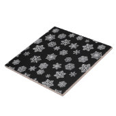 黒い背景に銀色の雪片 タイル (側面)