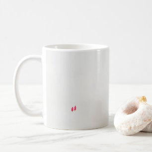 黒い背景に離れある赤い一組 コーヒーマグカップ