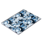 黒い背景に青い白い花。 ノートブック (左側)