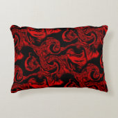 黒い背景に非常に汚れた赤い螺旋状パーツ アクセントクッション (正面)