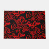 黒い背景に非常に汚れた赤い螺旋状パーツ ドアマット (正面)