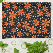 黒い背景に鮮やかなオレンジ色の花とw キッチンタオル (折り畳み)