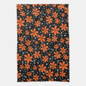 黒い背景に鮮やかなオレンジ色の花とw キッチンタオル (縦)