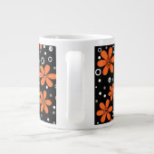 黒い背景に鮮やかなオレンジ色の花とw ジャンボコーヒーマグカップ (裏面)