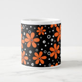 黒い背景に鮮やかなオレンジ色の花とw ジャンボコーヒーマグカップ (正面)