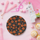 黒い背景に鮮やかなオレンジ色の花とw ペーパープレート (パーティー)