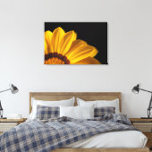黒い背景に黄色い花 キャンバスプリント (インサイチュ (寝室))