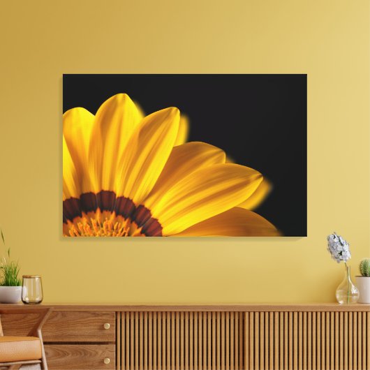 黒い背景に黄色い花 キャンバスプリント (インサイチュ (リビング))