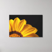 黒い背景に黄色い花 キャンバスプリント (正面)