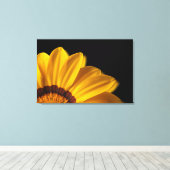 黒い背景に黄色い花 キャンバスプリント (インサイチュ (ウッドフロア))