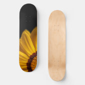 黒い背景に黄色い花 スケートボード (正面)