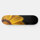 黒い背景に黄色い花 スケートボード (横)