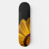 黒い背景に黄色い花 スケートボード (正面)