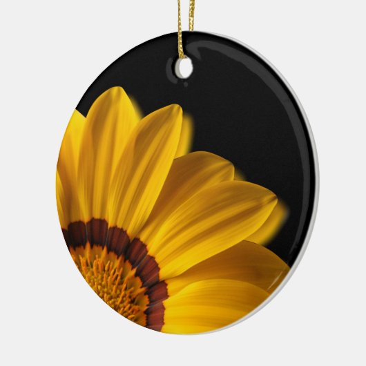 黒い背景に黄色い花 セラミックオーナメント (左)