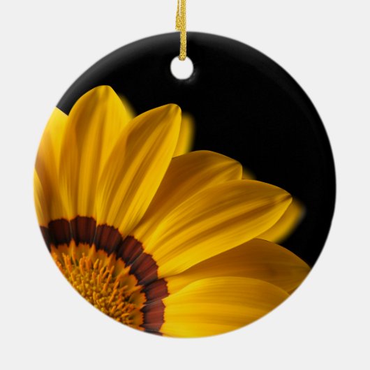 黒い背景に黄色い花 セラミックオーナメント (裏面)