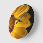 黒い背景に黄色い花 ラウンド壁時計 (傾斜)