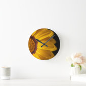 黒い背景に黄色い花 ラウンド壁時計 (ホーム)