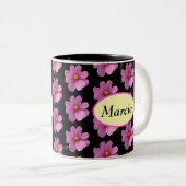 黒い背景に黄色の中心を持つ紫色のコスモス ツートーンマグカップ (正面右)