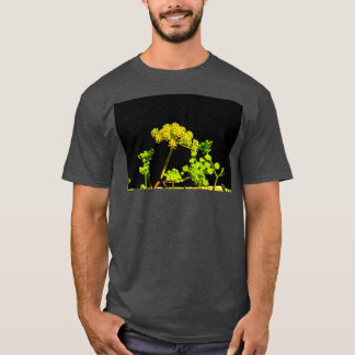 黒い背景に黄色の開花植物1 Tシャツ