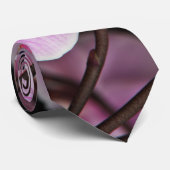 黒い背景のぽんと鳴るピンクの蘭 ネクタイ (ロール)