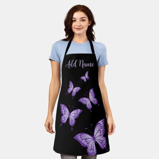 黒い背景のエプロンに紫の蝶 エプロン (着用した状態)