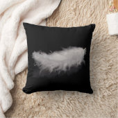 黒い背景のエレガントで白い羽 クッション (ブランケット)