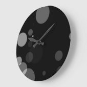 黒い背景のグレーのドット ラージ壁時計 (傾斜)