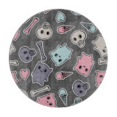 黒い背景のスカルおよびハート カッティングボード (正面)