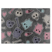 黒い背景のスカルおよびハート カッティングボード (正面)