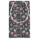 黒い背景のスカルおよびハート スモールペーパーバッグ (裏面)