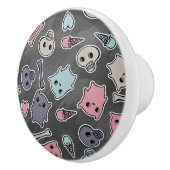 黒い背景のスカルおよびハート セラミックノブ (右)