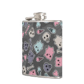 黒い背景のスカルおよびハート フラスク (左)