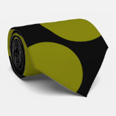 黒い背景のタイの大きいオリーブ色の点 ネクタイ (ロール)