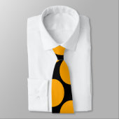 黒い背景のタイの大きいオレンジ点 ネクタイ (タイ)