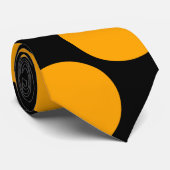 黒い背景のタイの大きいオレンジ点 ネクタイ (ロール)