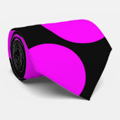 黒い背景のタイの大きい赤紫の点 ネクタイ (ロール)