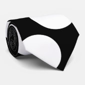 黒い背景のネクタイ上の大きな白いドット ネクタイ (ロール)