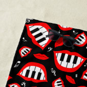 黒い背景のピアノスマイルパターン ビーチタオル (インサイチュ)