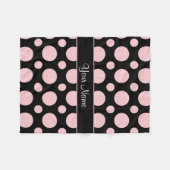 黒い背景のピンクの水玉模様 フリースブランケット (正面(横))