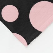 黒い背景のピンクの水玉模様 フリースブランケット (角)