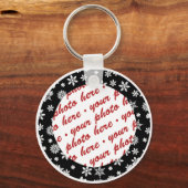 黒い背景のフォトフレーム上の雪 キーホルダー (正面)