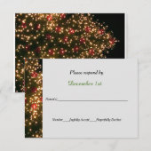 黒い背景のライトのついたクリスマスツリー ウェディング RSVP 招待状 (正面/裏面)