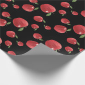黒い背景のリンゴ ラッピングペーパー (角)