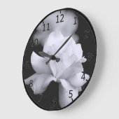 黒い背景のルーズホワイトリーフバラ ラージ壁時計 (傾斜)
