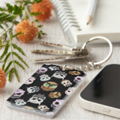 黒い背景の上にかわいいフクロウイラストレーション キーホルダー (正面右)