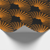 黒い背景の上にオレンジ色のアートデコパターン ラッピングペーパー (角)