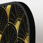 黒い背景の光沢のある金ゴールドアールデコパターン ピックルボールラケット (左詳細)